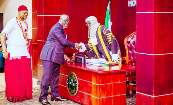 Delta State Governor, Rt. Hon. (Elder) Sheriff Oborevwori (2nd left), in a handshake with the Speaker of the State House of Assembly, Rt. Hon. Emomotimi Guwor, amid admiration by the Majority Leader, Hon. Emeka Nwaobi, following the presentation of the 2025 Appropriation Bill in Asaba , last Thursday. PIX: BRIPIN ENARUSAI